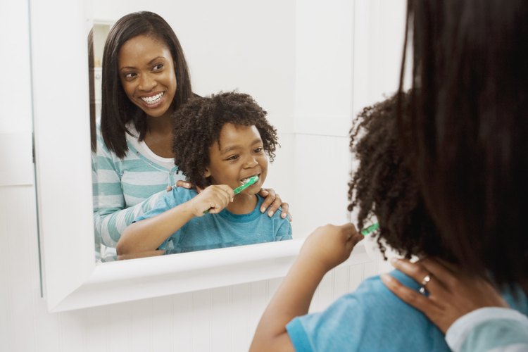 Pasa algo de tiempo enseñando a tu hijo cómo cepillar sus dientes adecuadamente.
