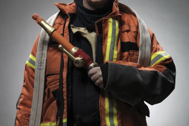 Los bomberos son muy cuidadosos con sus mangueras.