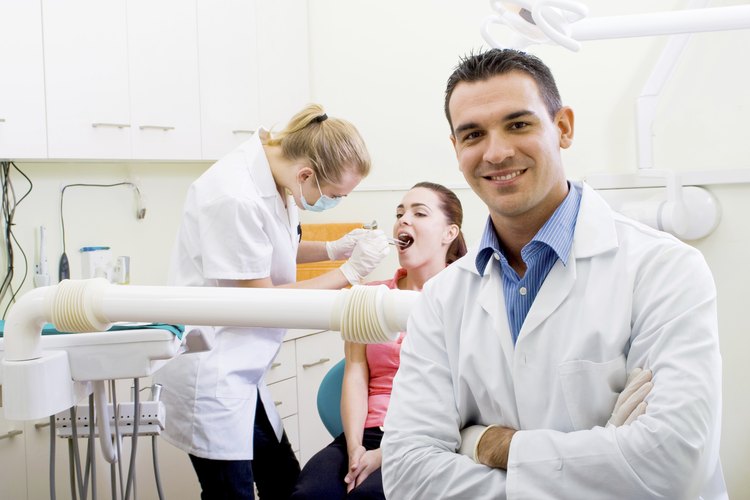 Muchos dentistas tienen su propio consultorio.