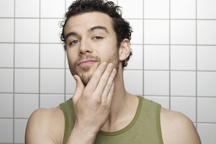 El gel para barba aplicado ligeramente ayuda a que tu barba se vea prolija.