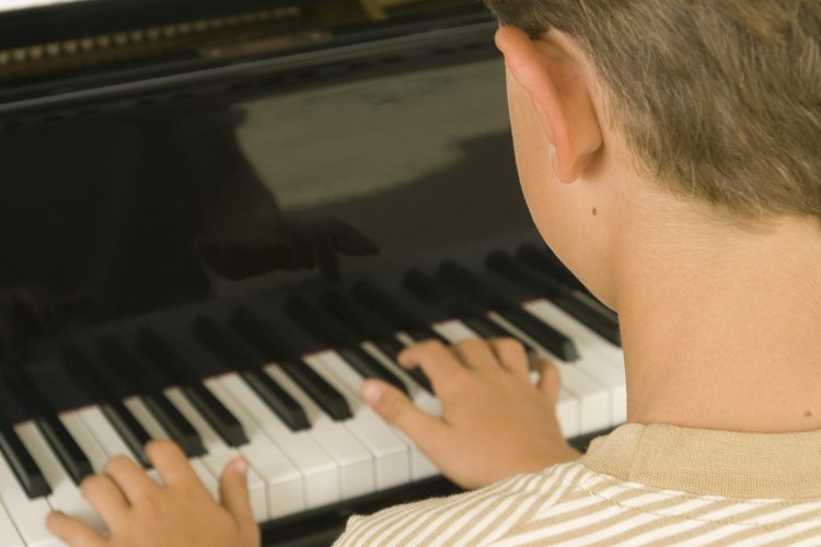 Los niños con Asperger que muestran un talento natural para la música deben practicar su instrumento con regularidad y tomar cursos de teoría de la música.