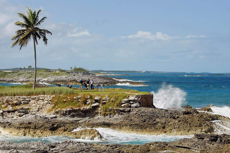 Los jugadores de golf en el 14° tee en Emerald Bay Resort, Gran Exuma Island, Bahamas