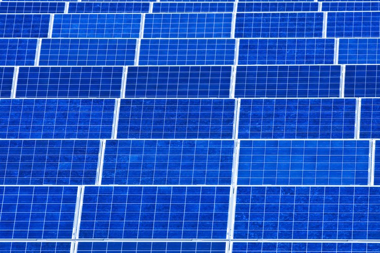 Los paneles solares pueden hacer funcionar bombas eléctricas de agua.