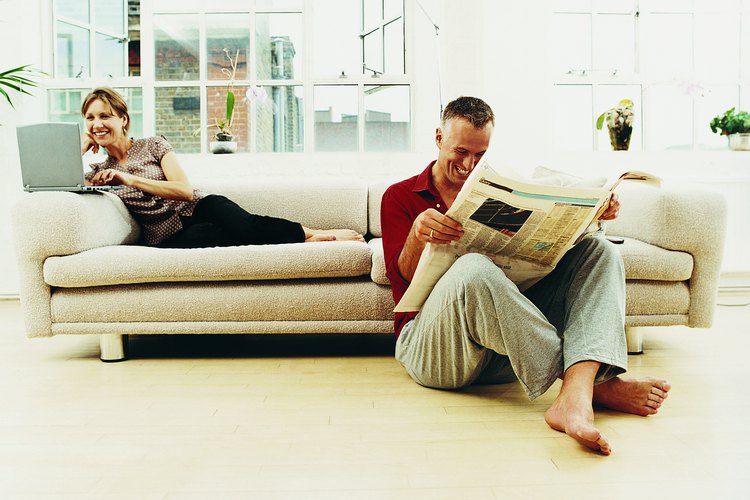 Pareja relajándose en un sillón.