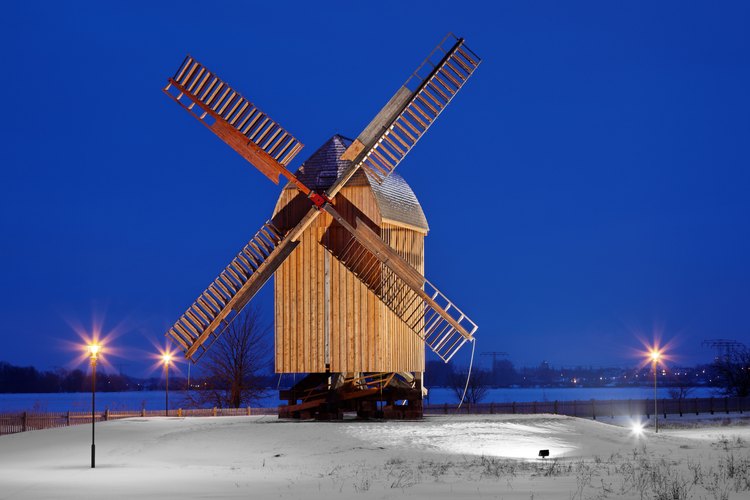 Molino de poste en invierno.