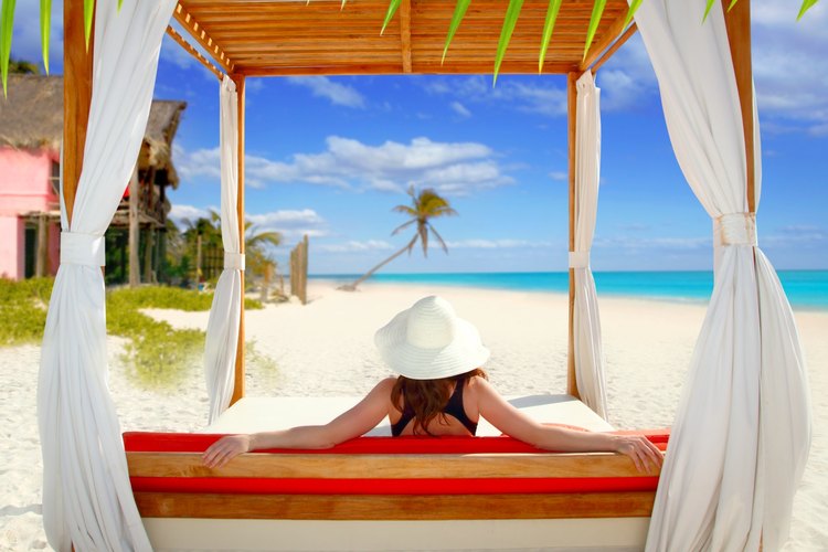 Mujer en la playa en Cancún.