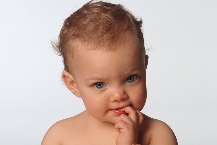 Es normal que los niños se muerdan las uñas en situaciones de ansiedad.