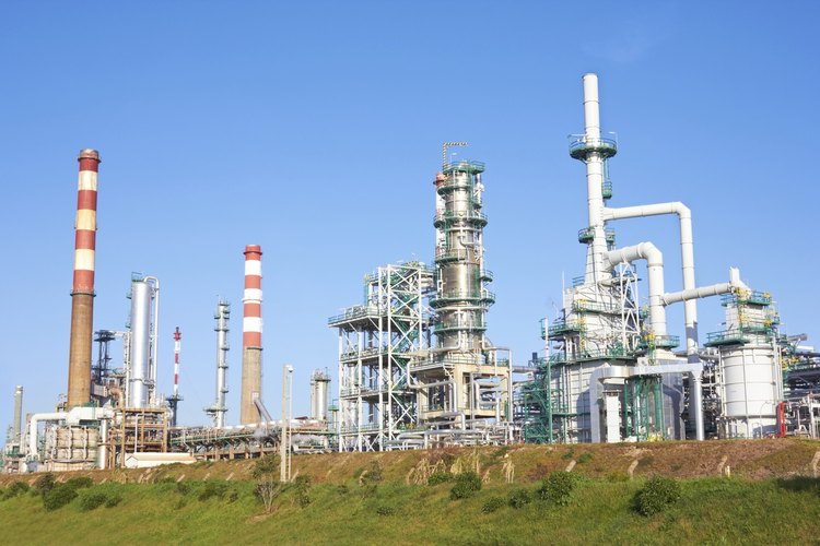 Dirígete a los reclutadores y sitios web cuando busques trabajo en una refinería.