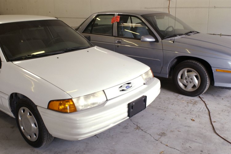 La NHTSA dio al sedán Ford Escort 2000 una calificación de prueba de choque frontal del conductor y pasajero de tres de cada cinco estrellas.