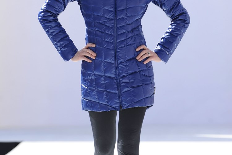Una modelo exhibe lo último en indumentaria de ski en la Aspen Fashion Week.