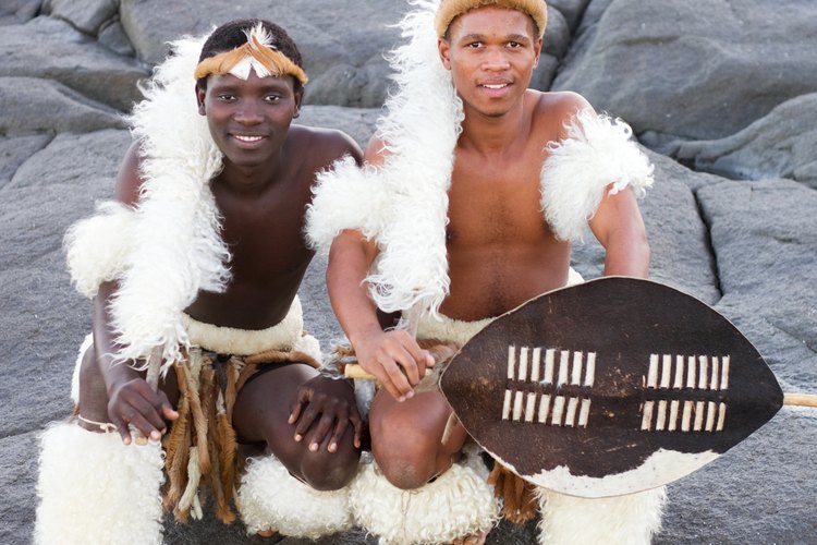 Hombres Zulu posando.