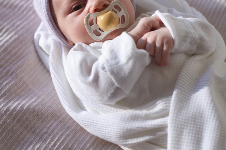 Una manta de recepción puede ayudar a mantener a tu bebé caliente mientras está en el hospital.