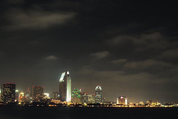Ve imágenes del centro de San Diego mientras acampas en la Bahía de San Diego.