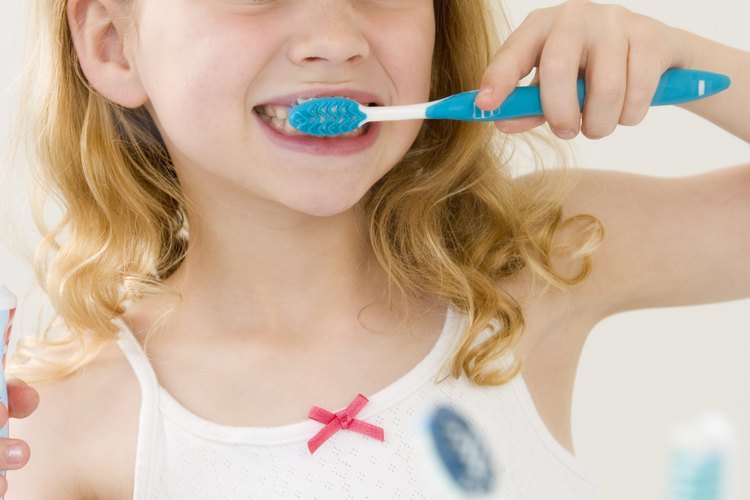 Los niños deben cepillar sus dientes al menos dos veces al día.