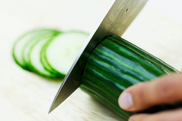 Rebanar el pepino es el estilo norteamericano común de ensalada de pepino.