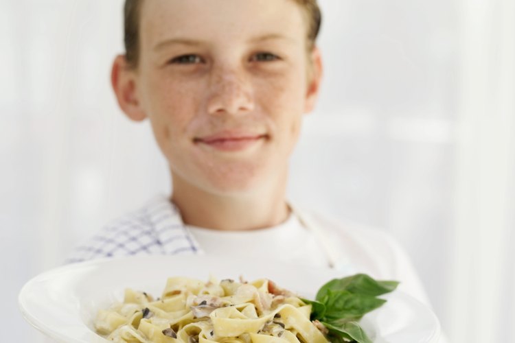 Si tu niño es un artista culinario serio, puede disfrutar de organizar una fiesta para sus amigos y atendiendo la comida el mismo.