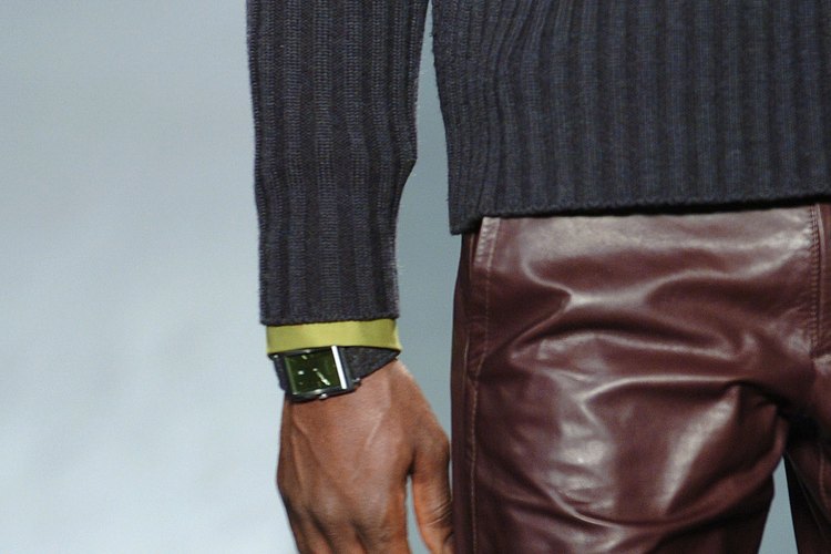 Kenneth Cole también crea relojes de hombre.