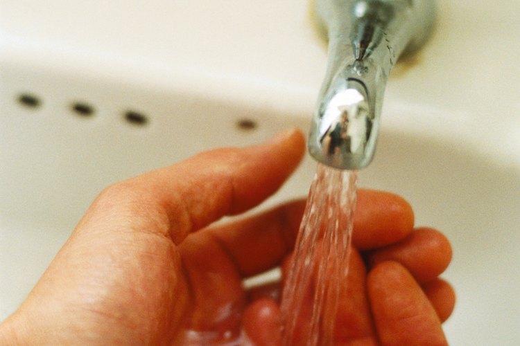 Los limpiadores abrasivos suaves quitan las manchas de tinta de los lavabos.