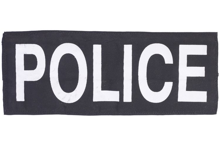 Un operador de 911 hace acudir a la policía ante un robo.