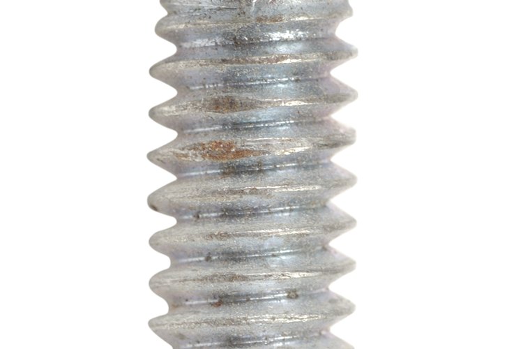 Con el tornillo realiza las perforaciones para pasar el listón amarillo