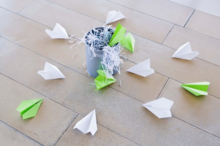 Puedes usar una variedad de experimentos para probar diferentes aviones de papel.