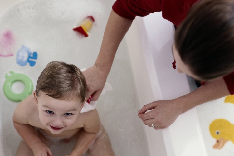 Los padres pueden hacer del baño un momento divertido con juguetes y juegos.