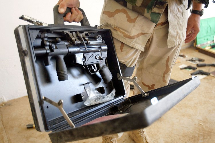 Un soldado de los EE. UU. sostiene una pistola ametralladora MP5 dentro de su estuche en Irak.