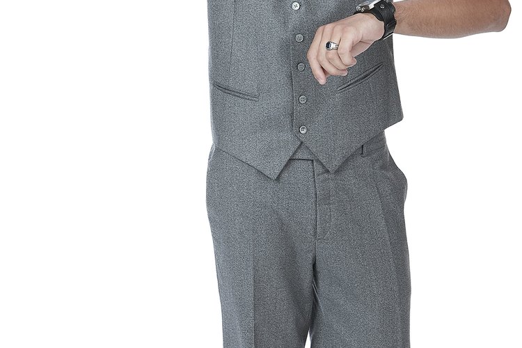 Un chaleco de hombre es una manera elegante de agregarle estilo a un traje o a un atuendo casual.