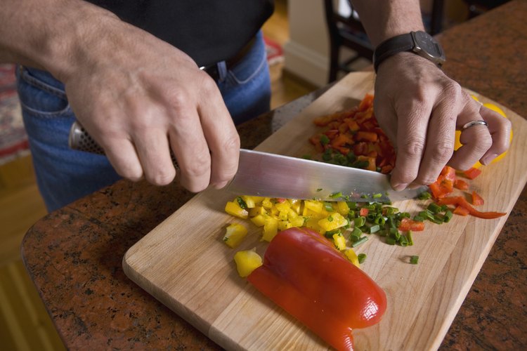 Dale sabor a una comida sin sabor con pimientos de colores y cebollas.
