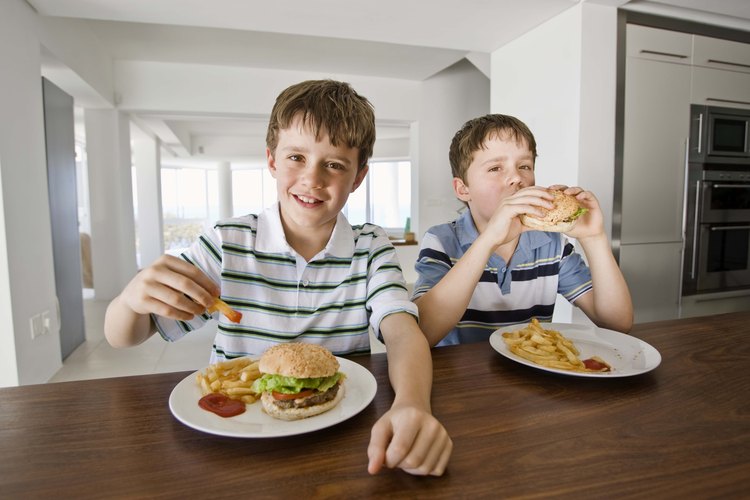 Las hamburguesas con papas fritas son un clásico de la comida estadounidense.
