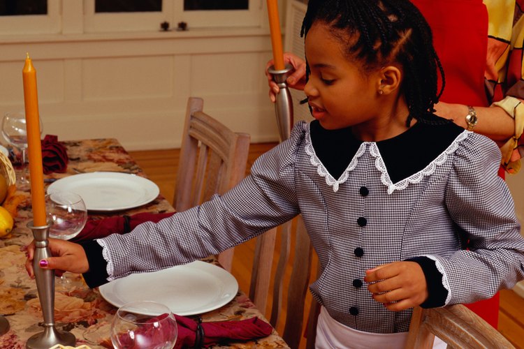 Deja que los niños participen en los preparativos de la cena.