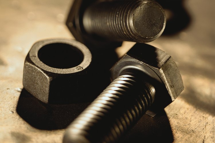 Enroscar un tornillo es fácil de hacer con un torno.