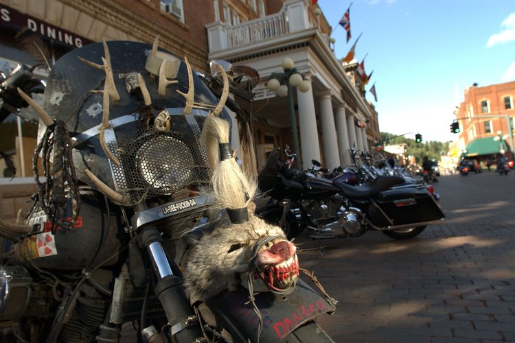 Deadwood es frecuentemente visitado por los asistentes a la reunión anual de la motocicleta de Sturgis.