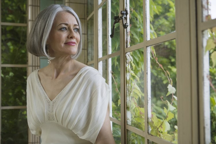 Una mujer de 50 años se verá cubierta y elegante con un vestido en línea y al mismo tiempo lucirá a la moda y cómoda.