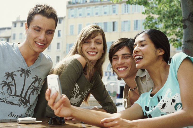 Los jóvenes se comunican más que otros grupos de mayor edad vía teléfono celular para intercambiar información acerca de productos o servicios.