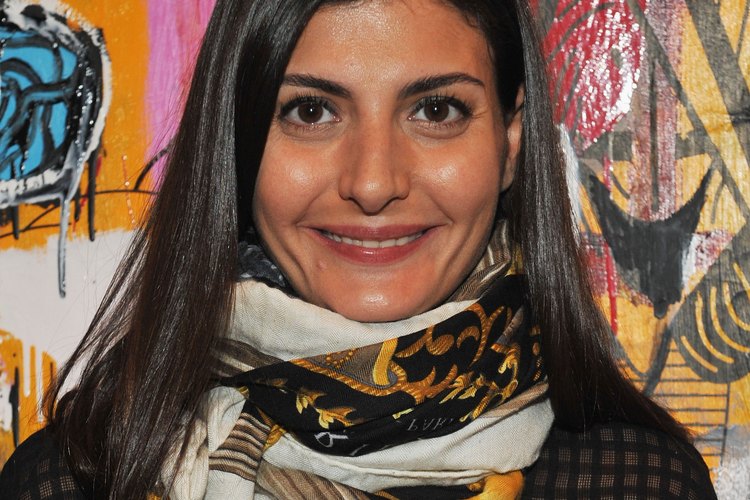 Giovanna Battaglia le da color a su conjunto negro con una bufanda circular.