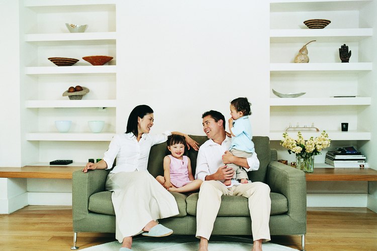 Familia sentada en un sofá.