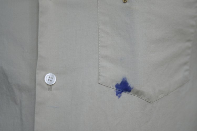 Una mancha de tinta de una camisa no es necesariamente permanente.