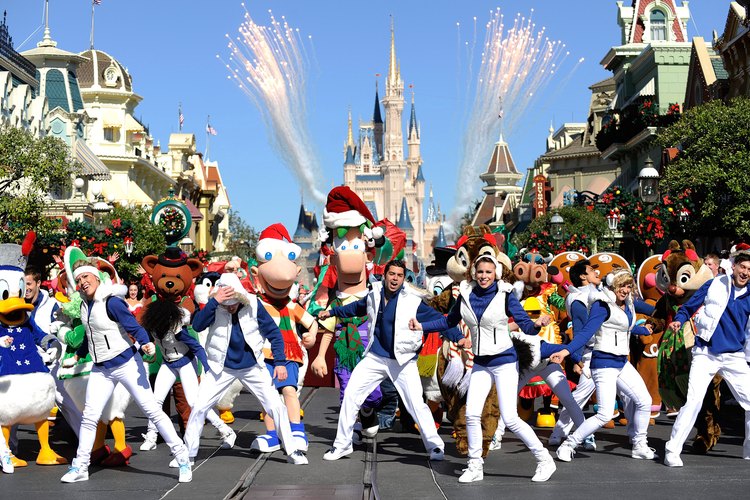 Un desfile navideño en Disneyworld.