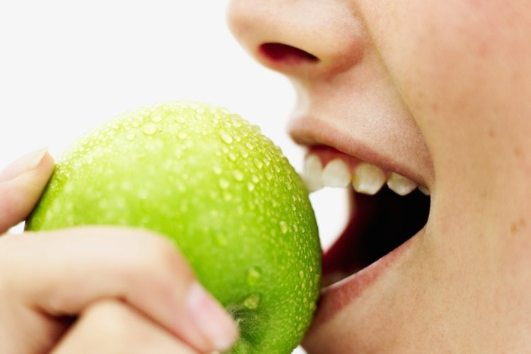 Comer bocadillos bajos en calorías como frutas puede ayudar a los adolescentes a manejar mejor su peso.