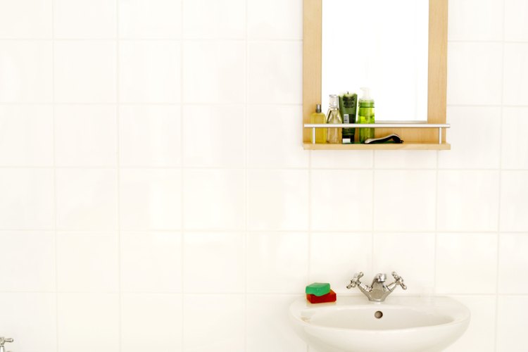 Evita el drenaje de pelo, artículos de comida o grasa en tu lavabo.