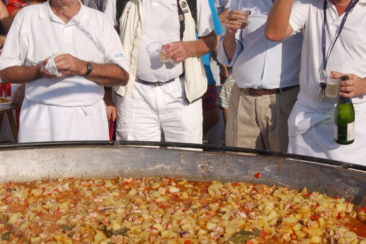 Para alimentar a una multitud con una paella, necesitarás un gran paellero y una buena fuente de calor.