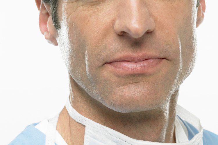 Los cirujanos cardiotorácicos se especializan en procedimientos quirúrgicos que comprometen el corazón y los pulmones.