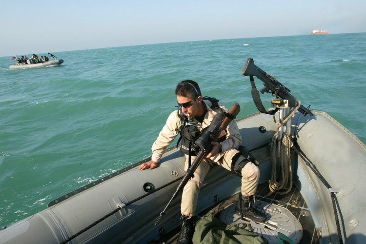 Un marine sosteniendo un rifle M14.