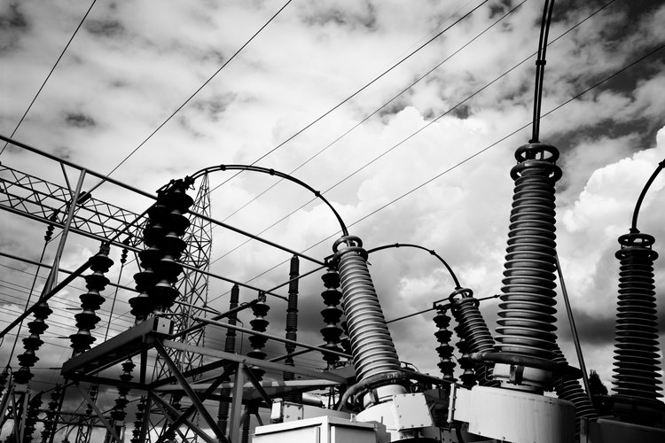 Los hogares reciben electricidad de las líneas eléctricas, que transfieren energía desde las centrales eléctricas.