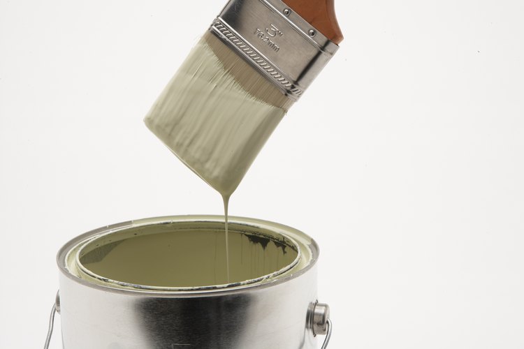 El mueble del estilo de finca frances a menudo es pintado con un color claro.