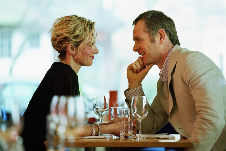 Vayan a su restaurante favorito para celebrar su aniversario de un mes.