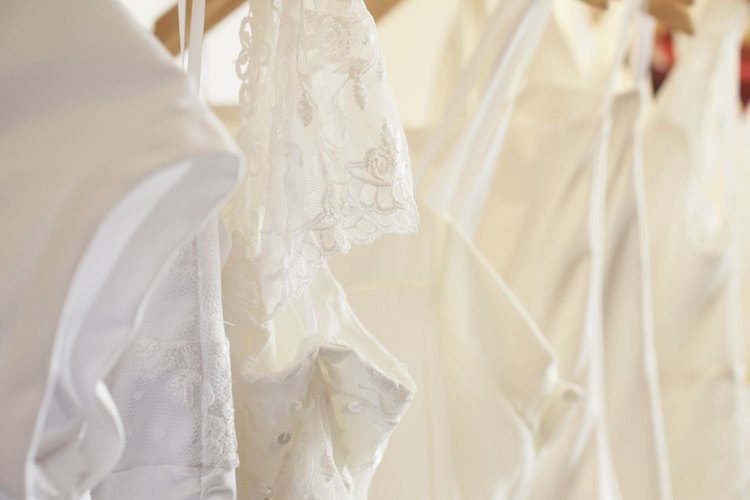 Si el vestido tiene un corsé para atar, la tela del cordón debe de ser fuerte y duradera.