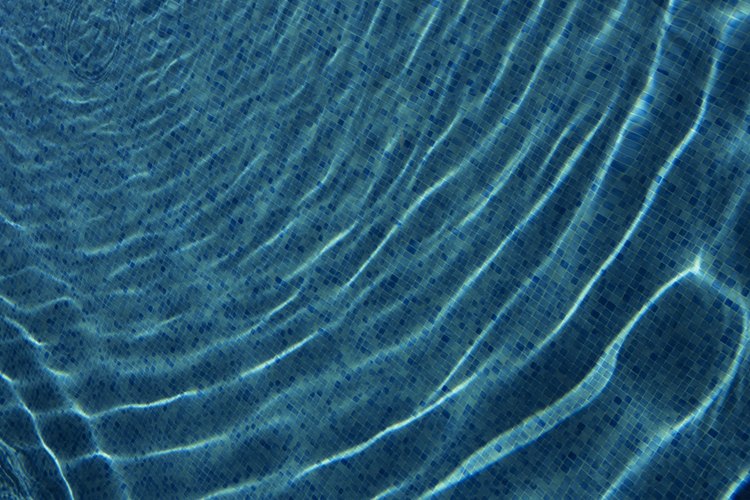 Impide las pérdidas de agua de tu piscina Intex aplicando parches húmedos sobre la zona afectada.
