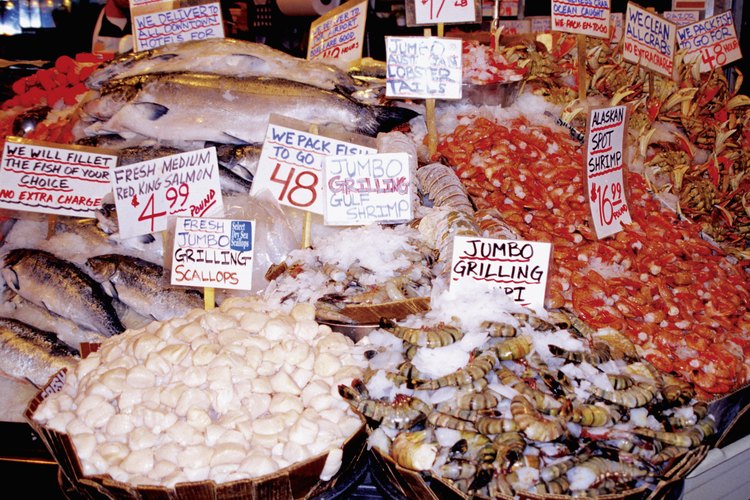 Camarones enteros crudos a la venta en un mercado.